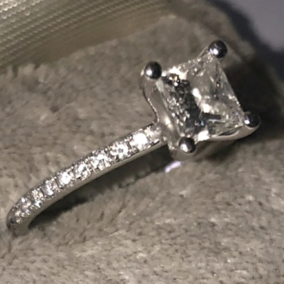 GIA 0.72 Carot Diamond Ring - Picture 5 of 15